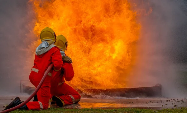 Dois Bravos Bombeiros Usando Extintor Água Mangueira Para Combate Incêndios — Fotografia de Stock