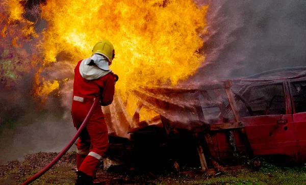 Bombero Valiente Usando Extintor Agua Manguera Para Lucha Contra Incendios —  Fotos de Stock