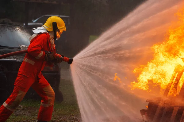 Bombeiro Corajoso Usando Extintor Água Mangueira Para Combate Incêndio Bombeiro — Fotografia de Stock