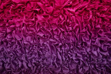 Arka plan için büyüleyici yumuşak saten ve ipek mor kumaş. Mor kumaşın dizaynı, dokusu, arkaplanı ve deseni için uygun zarif soyut.