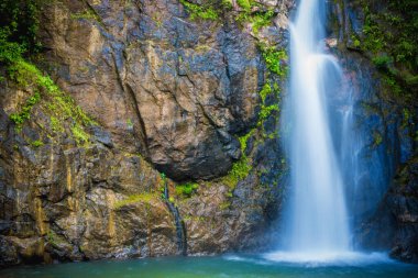 Güzel derin orman şelalesi, Jogkradin Şelalesi manzarası Kanchanaburi, Tayland.