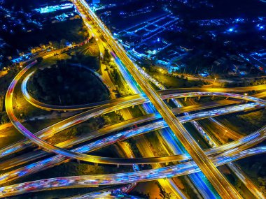 Gece kavşak ve otoyoldaki Circle Road trafiğinin hava görüntüsü. Çevre yolu, modern ulaşım, çok katlı kavşak yolu, Tayland 'da önemli ulaşım altyapısı, Top view.