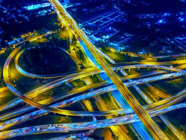 Gece kavşak ve otoyoldaki Circle Road trafiğinin hava görüntüsü. Çevre yolu, modern ulaşım, çok katlı kavşak yolu, Tayland 'da önemli ulaşım altyapısı, Top view.