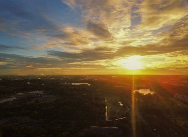 Gökyüzü ile güzel gün batımı gökyüzü gökyüzü mavi ve turuncu güneş ışığı gökyüzündeki bulutlar, turuncu ve kırmızı dramatik renkler, sıcak renkler