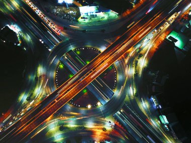Gece kavşak ve otoyoldaki Circle Road trafiğinin hava görüntüsü. Çevre yolu, modern ulaşım, çok katlı kavşak yolu, Tayland 'da önemli ulaşım altyapısı, Top view.