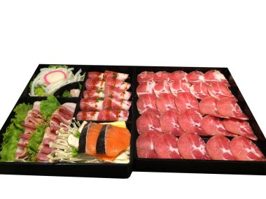 Beyaz arka planda siyah tabakta Shabu seti, Suki Shabu Hot Pot malzemeleri, Çiğ Biftek eti, Dilimlenmiş domuz eti ve Somon, Shabu ve Sukiyaki, Shabu Büfesi Restoranda.