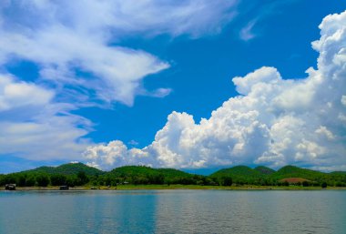 Güzel panoramik bulutlar dağ ve göl üzerinde mavi gökyüzü, mavi bulutlu arka plan, gölde duba - görüntü