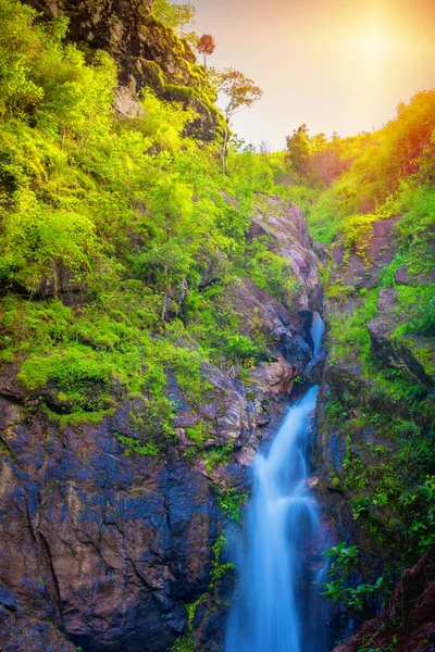 Cachoeira Bonita Com Raios Luz Solar Floresta Profunda Paisagem Paisagem — Fotografia de Stock