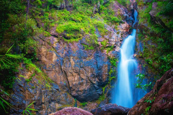 美しい深い森の滝 タイのカンチャナブリにあるジョグクラディン滝の風景 — ストック写真