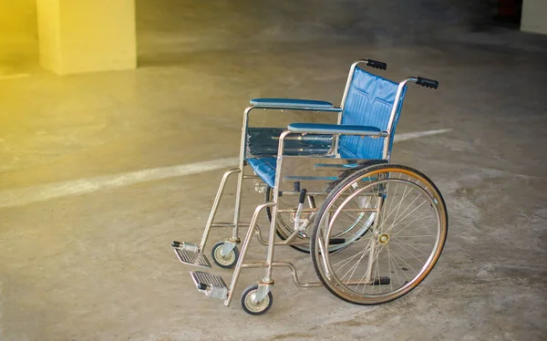 Empty Wheelchair Cement Floor Hospital Wheelchair Patients Dark Background Health — Stock Photo, Image