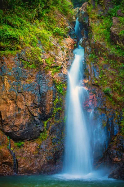 Güzel derin orman şelalesi, Jogkradin Şelalesi manzarası Kanchanaburi, Tayland.