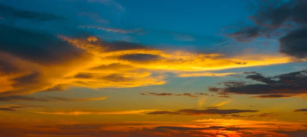 美丽的日落在天空中 天空中的蓝色和橙色的阳光穿过天空的云彩 橙色和红色的戏剧性的颜色 — 图库照片