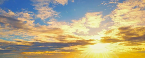 Hermosa Puesta Sol Cielo Con Luz Azul Naranja Del Sol — Foto de Stock