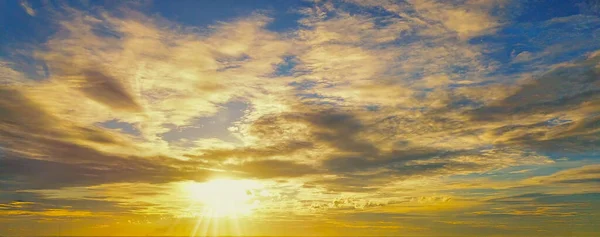 Belo Pôr Sol Céu Com Céu Azul Laranja Luz Sol — Fotografia de Stock