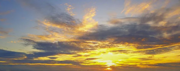 空の暗い雲 オレンジと赤の劇的な色を通して太陽の空の青とオレンジの光で美しい夕日 — ストック写真