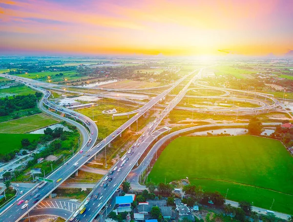 Luftaufnahme Eines Massiven Autobahnkreuzes Autobahn Stadtverkehr Straße Mit Fahrzeugbewegung Bei — Stockfoto