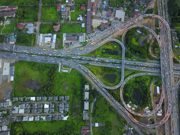 有料高速道路の空中トップビュー 三角形や中心部のような形の高速道路 近代的な交通機関 連鎖接合高速道路 道路交通タイの重要なインフラ — ストック写真