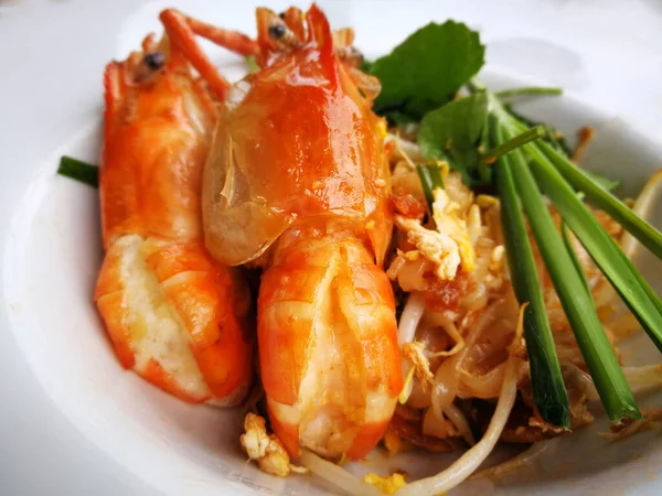 Asian Rice Noodles Thailand National Dishes Big Shrimps Vegetables Close — Stock Photo, Image