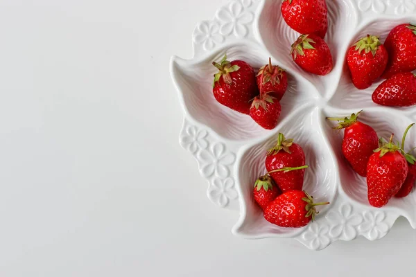 Plat Cloisonné Blanc Avec Fraises Sur Fond Blanc — Photo