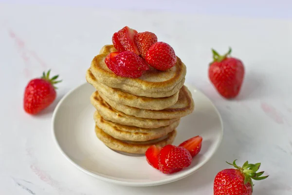 Crêpes Empilées Avec Des Fraises Sur Une Assiette Sur Fond — Photo