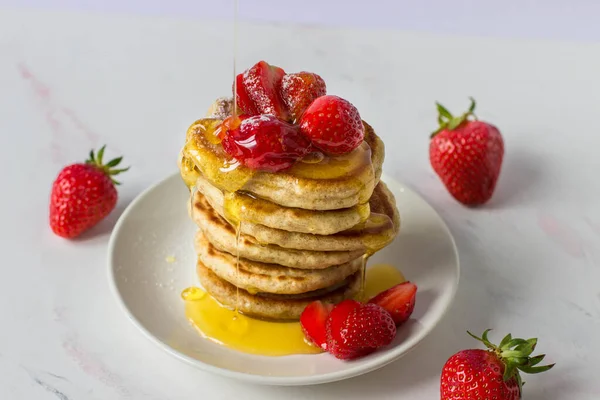 Crêpes Empilées Saupoudrées Sucre Poudre Miel Versé Avec Des Fraises — Photo