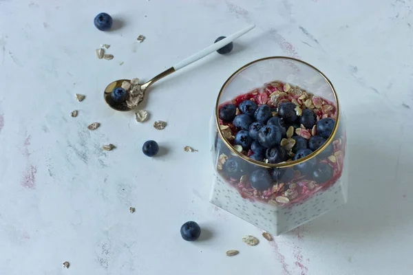 Pouding Chia Avec Purée Framboises Flocons Avoine Bleuets Sur Cuillères — Photo