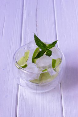 Mojito soğutma seti: beyaz zemin üzerinde buz küpleri, kireç ve nane şekeri