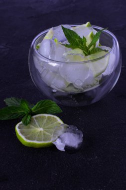 Mojito soğutma seti: siyah zemin üzerinde buz küpleri, kireç ve nane şekeri