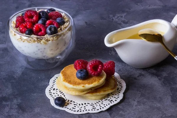 Crêpes Farine Riz Pudding Chia Avec Flocons Avoine Framboises Bleuets — Photo