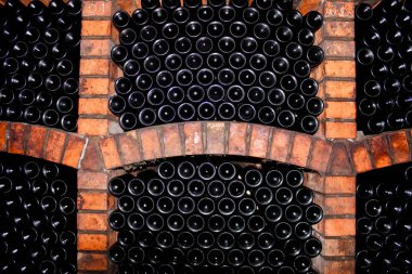 Tokay mahzeninde bir sürü şarap şişesi