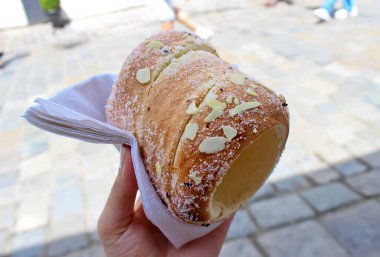 Cesky Krumlov 'da Çek hamur işleri trdelnik