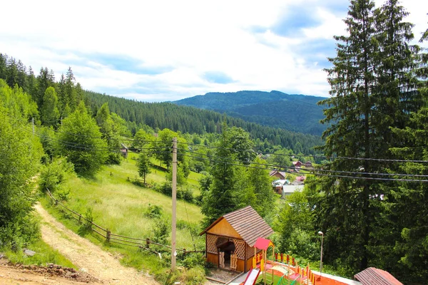 Blick Aus Dem Hotelfenster Auf Wald Und Berge Der Westukraine — Stockfoto