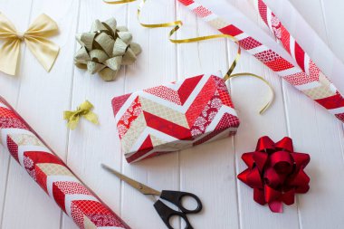 Yeni yıl hediyesi paketi beyaz masada