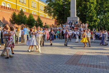 Rusya, Moskova, Kremlin. -18 Ağustos 2018: Moskova. Sabbath dinlenme. Eski insanlar dans.