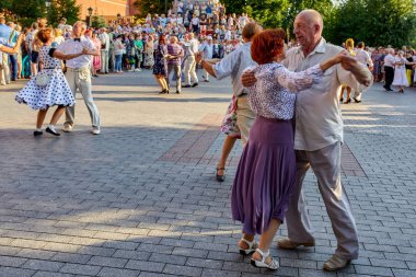Rusya, Moskova, Kremlin. -18 Ağustos 2018: Moskova. Sabbath dinlenme. Eski insanlar dans.