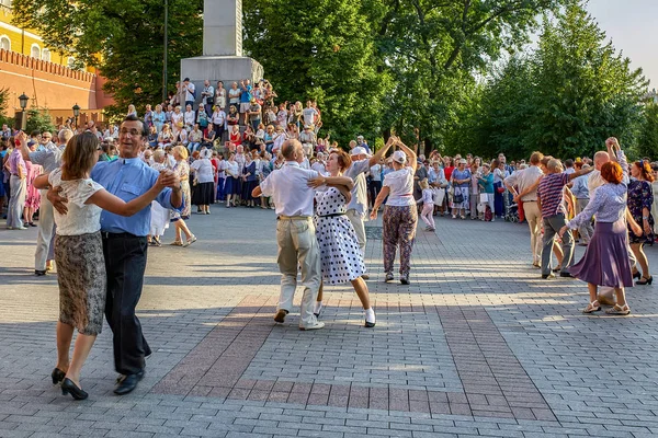 Rusya, Moskova, Kremlin. -18 Ağustos 2018: Moskova. Sabbath dinlenme. Eski insanlar dans.