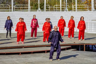 Pyatigorsk, Stavropol Krayı, Rusya Federasyonu - 20 Ekim 2018: Wushu jimnastik. Pyatigorsk emekliler. Açık Hava Etkinlikleri