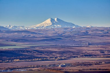 Kuzey Kafkasya. Mount Scabby görüntüleyin. Elbruz Dağı