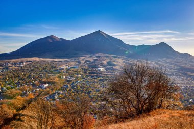 Kuzey Kafkasya. Mount Scabby görüntüleyin. Mount Beshtau