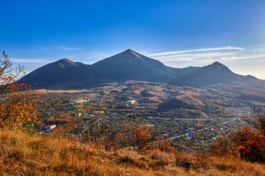 Kuzey Kafkasya. Mount Scabby görüntüleyin. Mount Beshtau