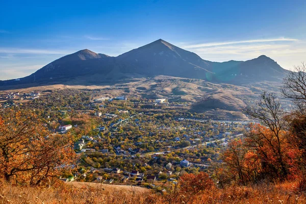 Kuzey Kafkasya. Mount Scabby görüntüleyin. Mount Beshtau