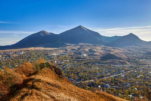 Kuzey Kafkasya. Mount Scabby görüntüleyin. Mount Beshtau