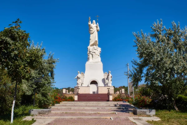 Essentuki. Peter ve Paul tapınağı kompleksi. İsa 'nın heykeli