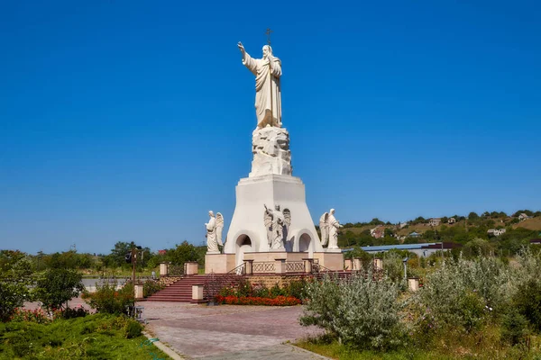 Essentuki. Peter ve Paul tapınağı kompleksi. İsa 'nın heykeli