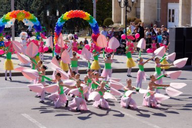 Pyatigorsk 'ta. Tatil günü. Şehir günü. Çiçek karnavalı