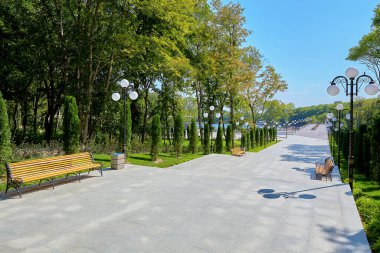 Zheleznovodsk. Şehir parkı. Çekicilik. Ağustos 2020
