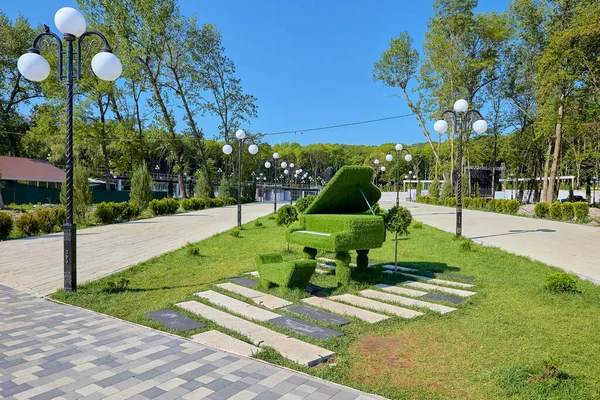 Zheleznovodsk. Şehir parkı. Çekicilik. Ağustos 2020