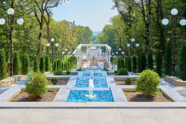 Zheleznovodsk. Şehir parkı. Çekicilik. Ağustos 2020