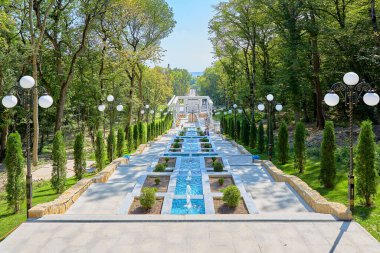 Zheleznovodsk. Şehir parkı. Çekicilik. Ağustos 2020