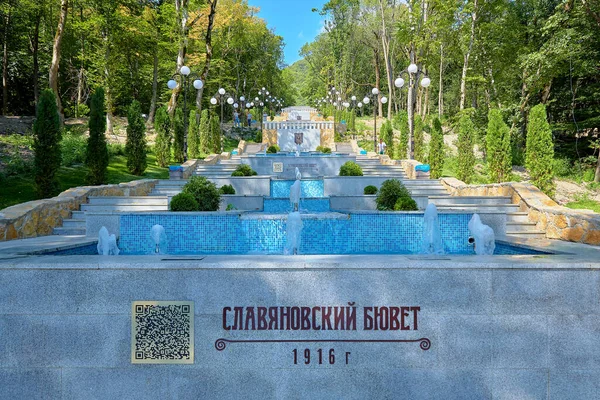 Zheleznovodsk. Şehir parkı. Çekicilik. Ağustos 2020